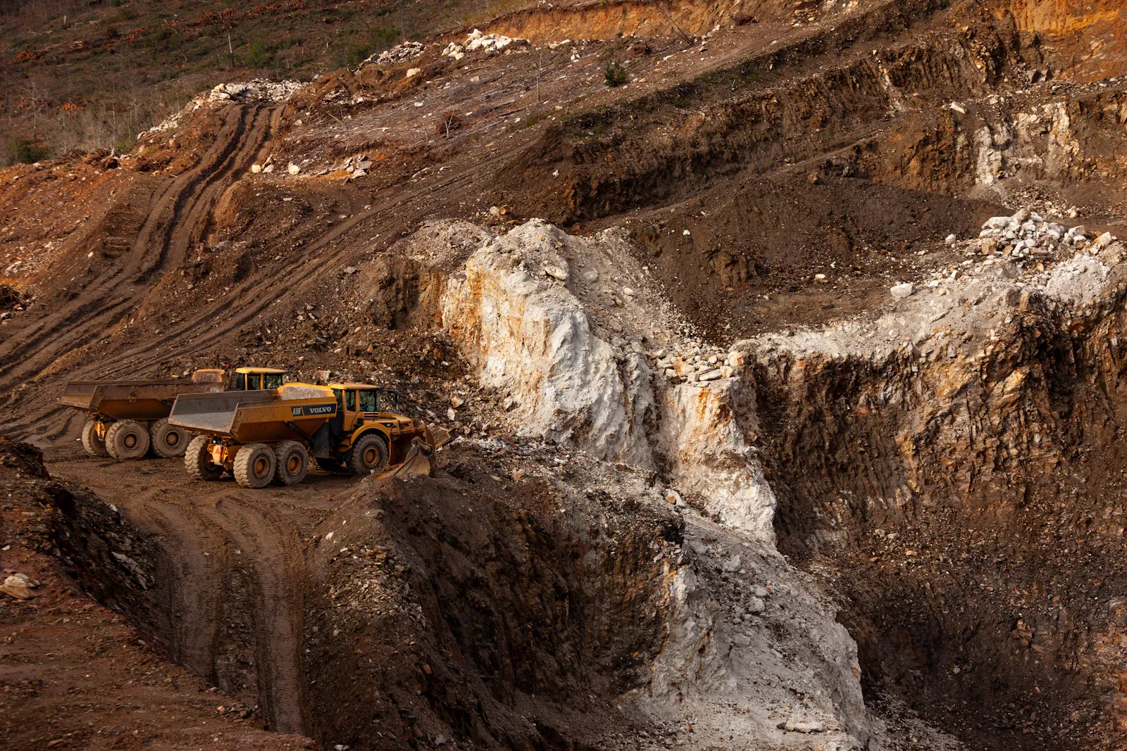 Camiones de arrastre operando en un rajo de minería