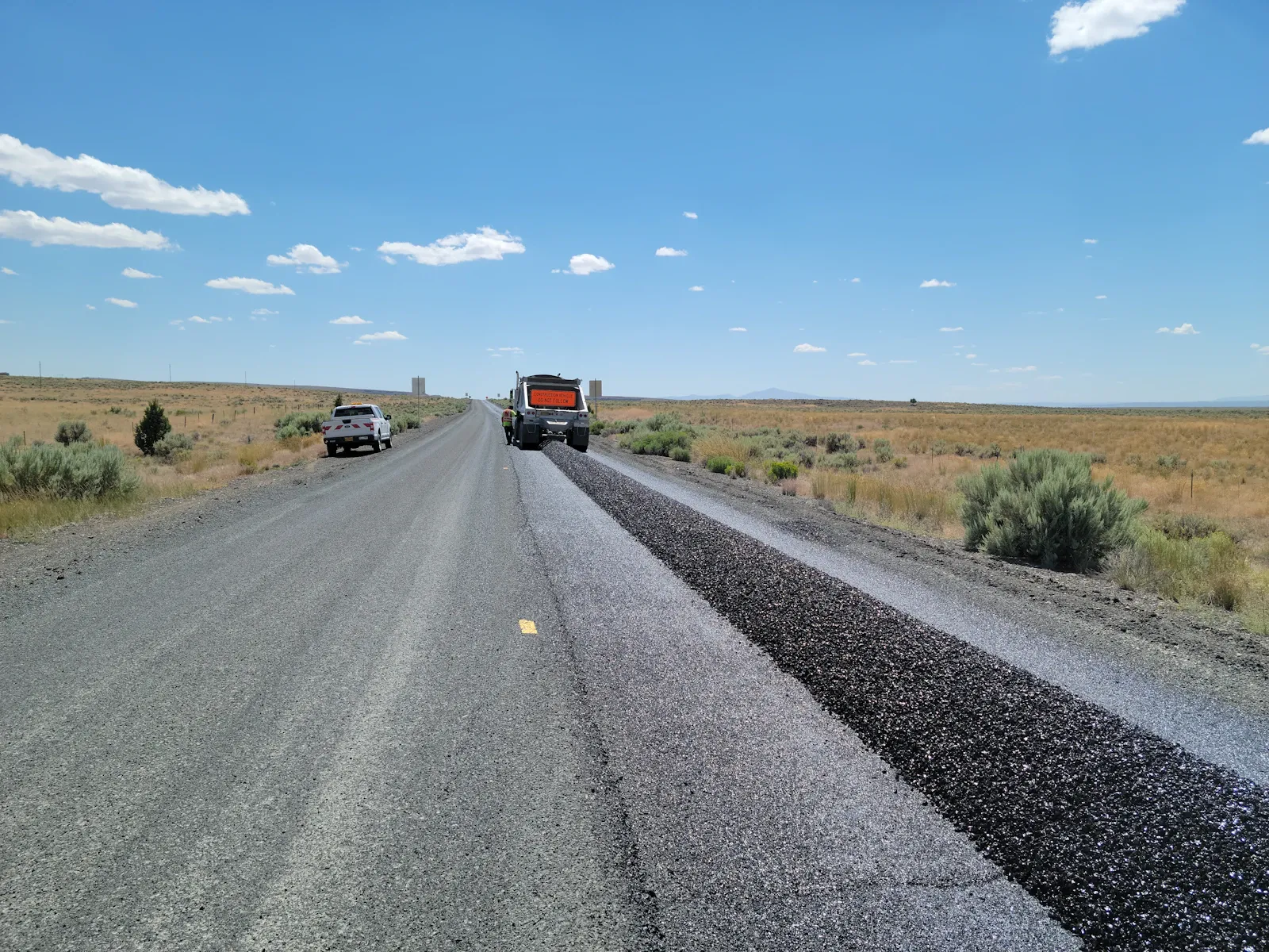 Tramo de ruta en construcción con volquete avanzando sobre la traza