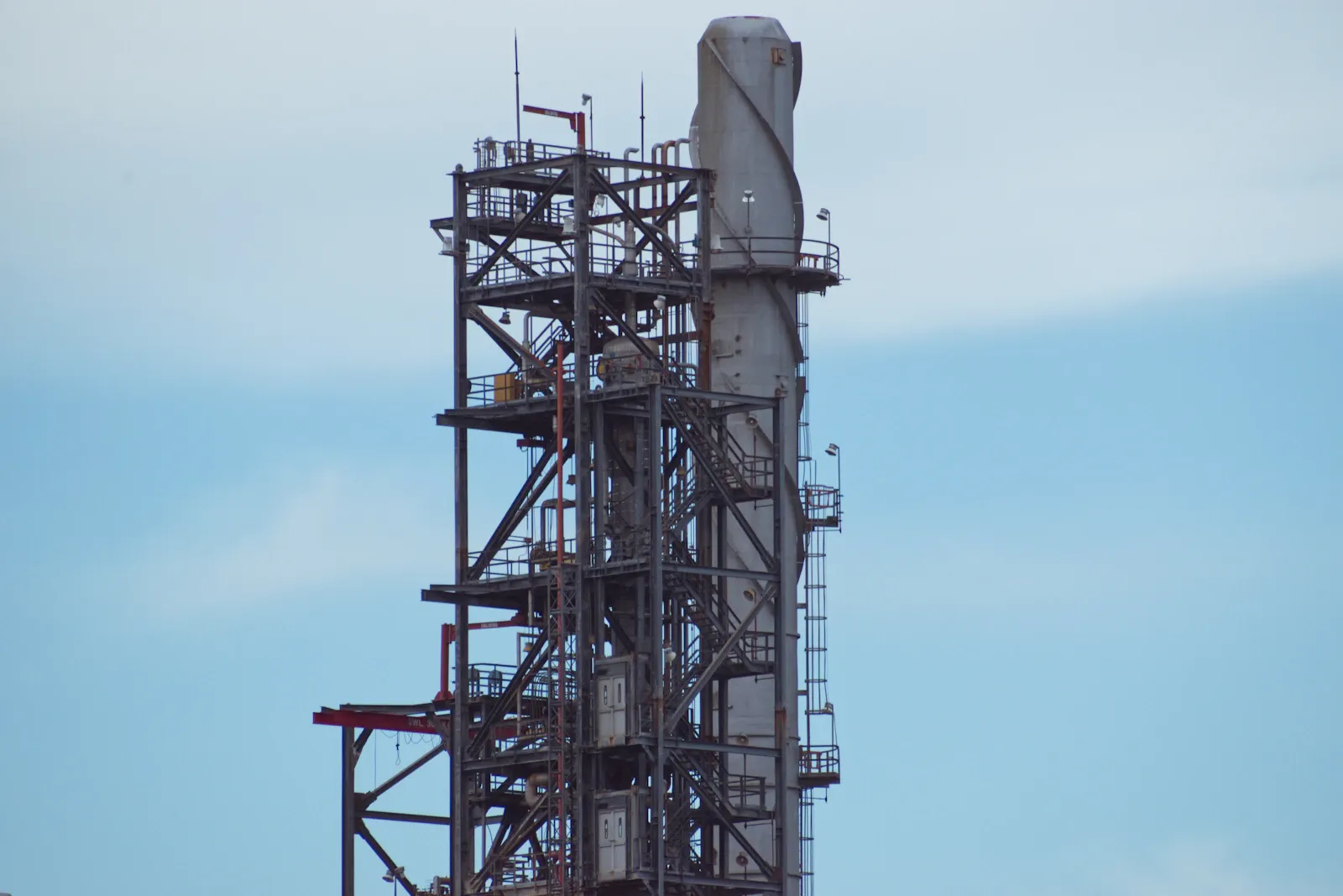 Planta industrial de proceso con estructuras metálicas