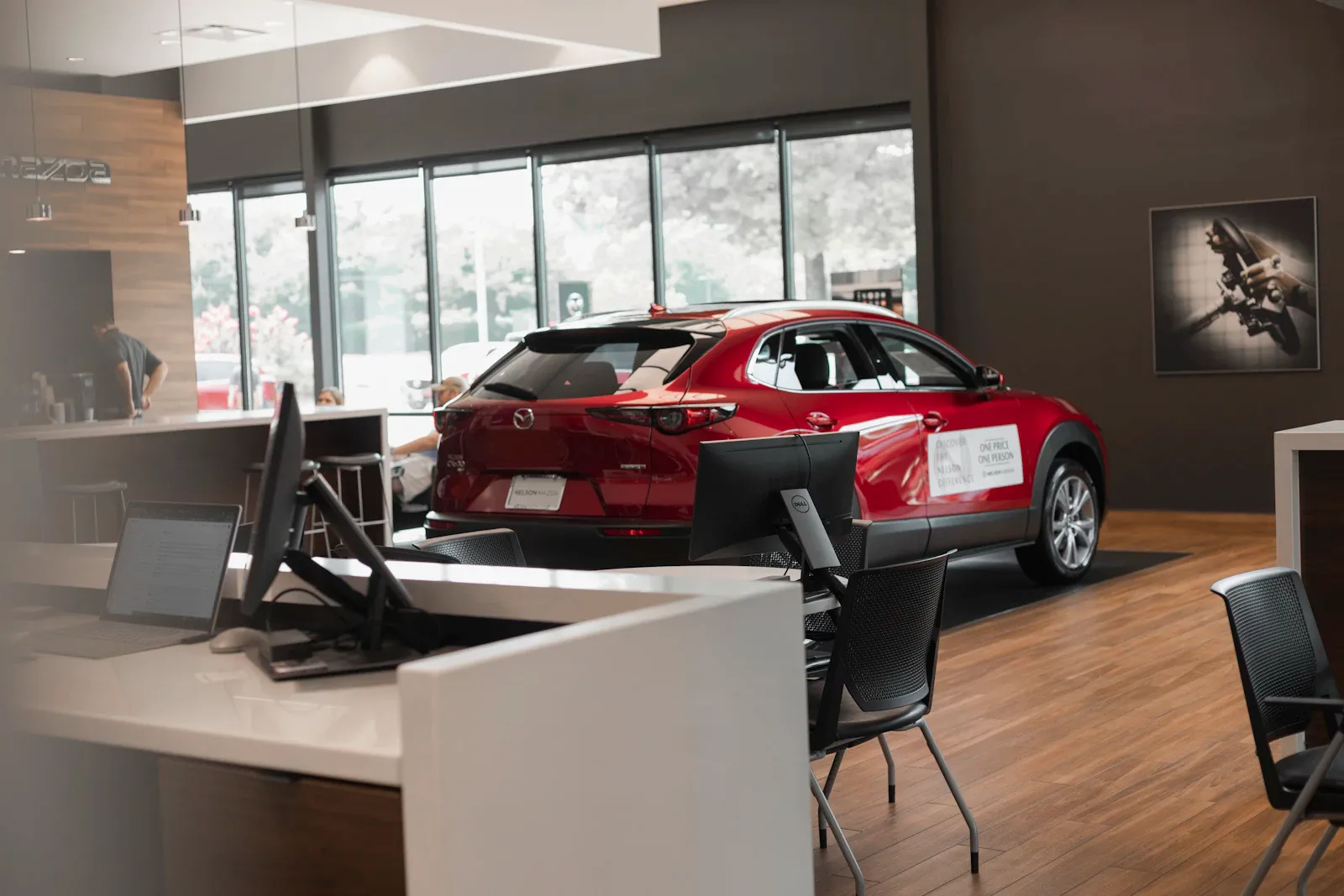 Vehículo en showroom de concesionaria automotriz