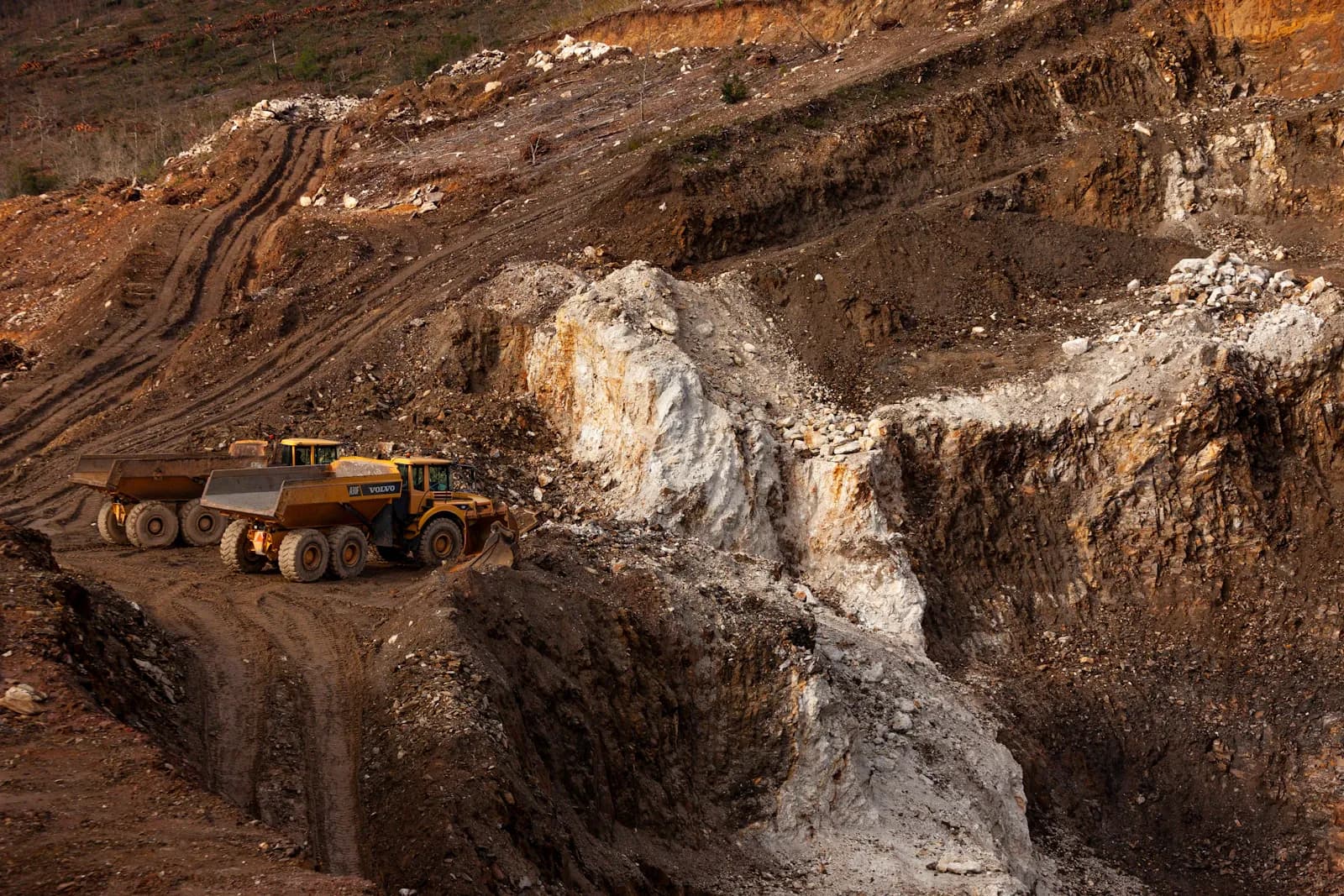 Camiones de arrastre operando en un rajo de minería