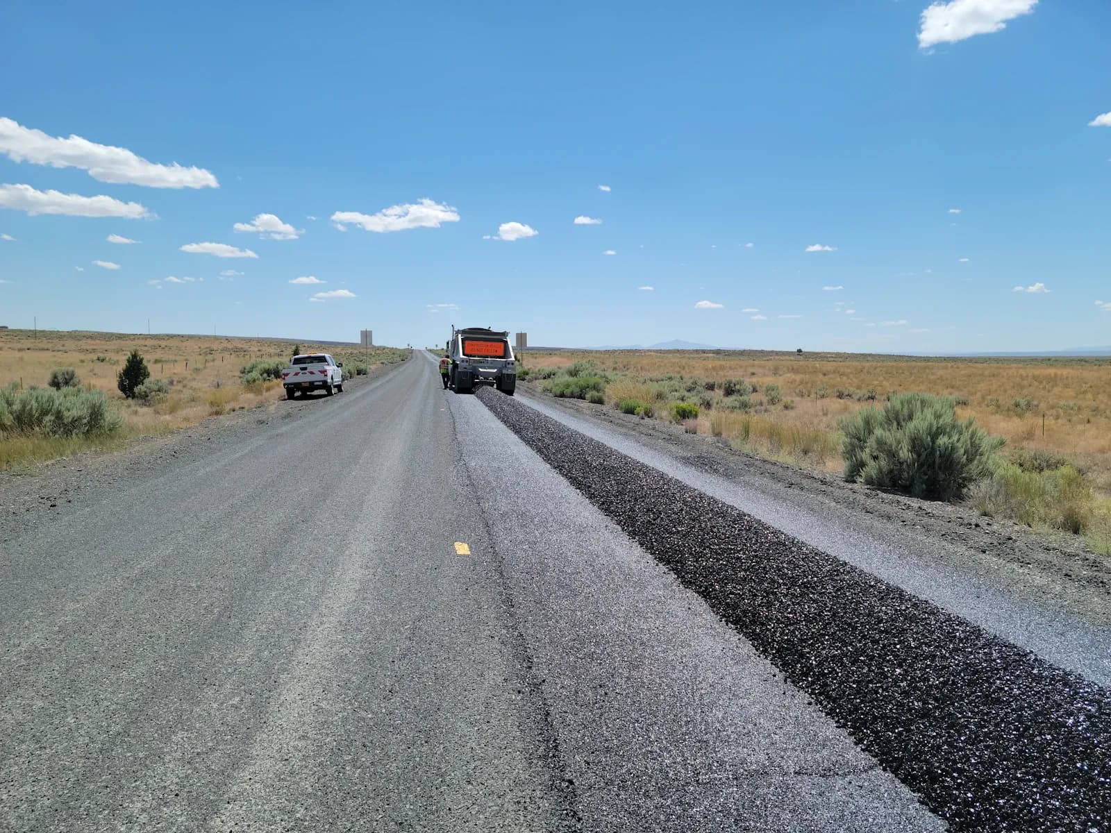 Tramo de ruta en construcción con volquete avanzando sobre la traza